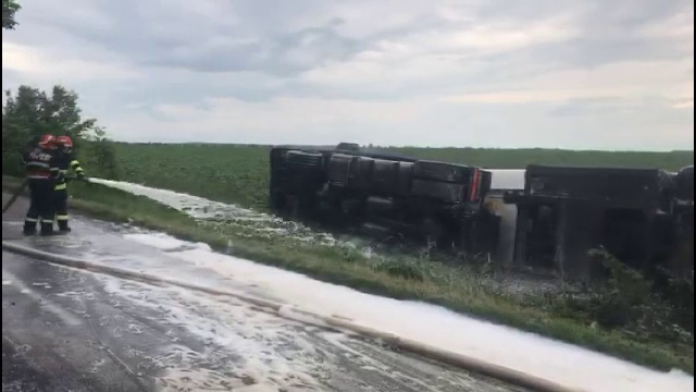 Pericol de explozie pe o șosea din Prahova. O cisternă, încărcată cu 31 de tone de combustibil, a derapat și s-a răsturnat