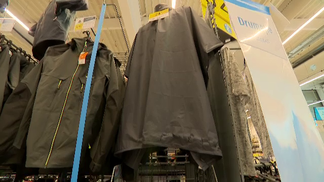 Produsele impermeabile, la mare căutare în această perioadă. Vânzările au crescut și cu 50%