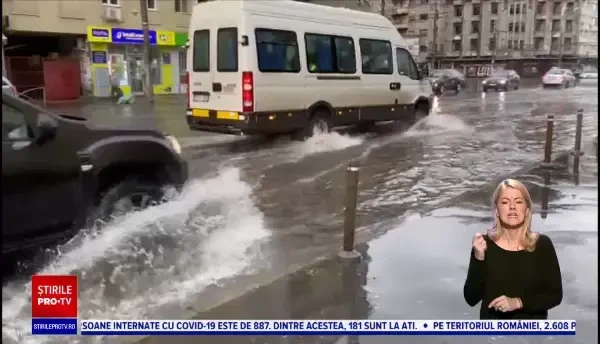 Mai mult străzi din Capitală au fost inundate în urma ploilor torențiale. Oamenii au fost avertizați prin mesaje RO-Alert