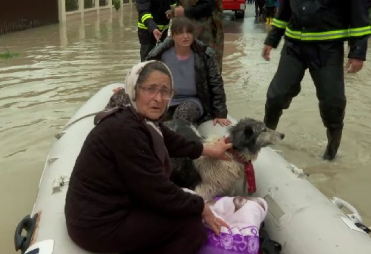 România este pe jumătate sub ape: oameni evacuați, case și drumuri distruse. Câți bani vor primi de la guvern cei afectați