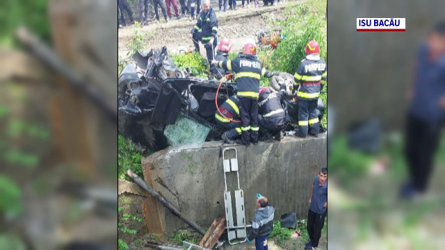 Doi morți și două persoane grav rănite, după ce o mașină s-a izbit de un parapet, în județul Bacău