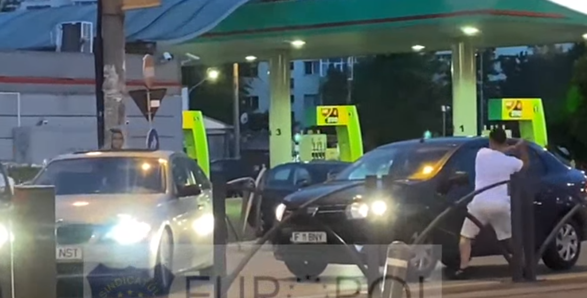 VIDEO șocant în București. Un șofer este atacat și bătut în trafic cu o crosă de golf