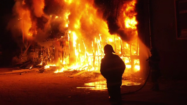 O tânără din Botoșani și iubitul ei au dat foc casei unei mătuși, cu 2 copii înăuntru, pentru că a blestemat-o pe Facebook