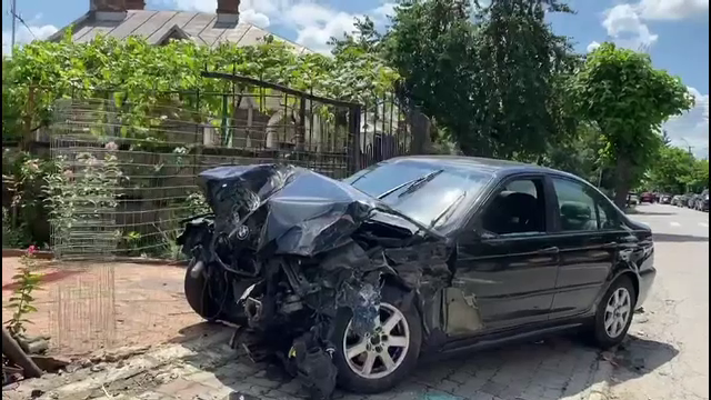 Scene ca în filme. Un tânăr de 18 ani și-a distrus mașina, după ce a avariat alt autoturism și a rupt un stâlp