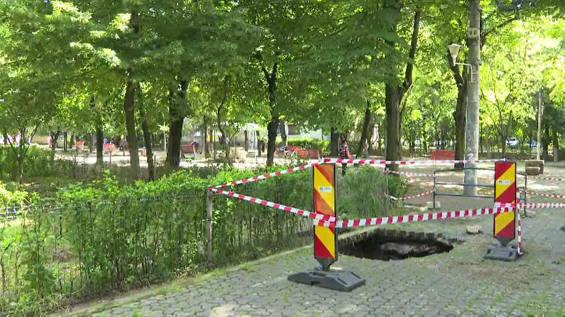 Mai multe străzi din Galați s-au surpat în urma ploilor căzute în ultima săptămână