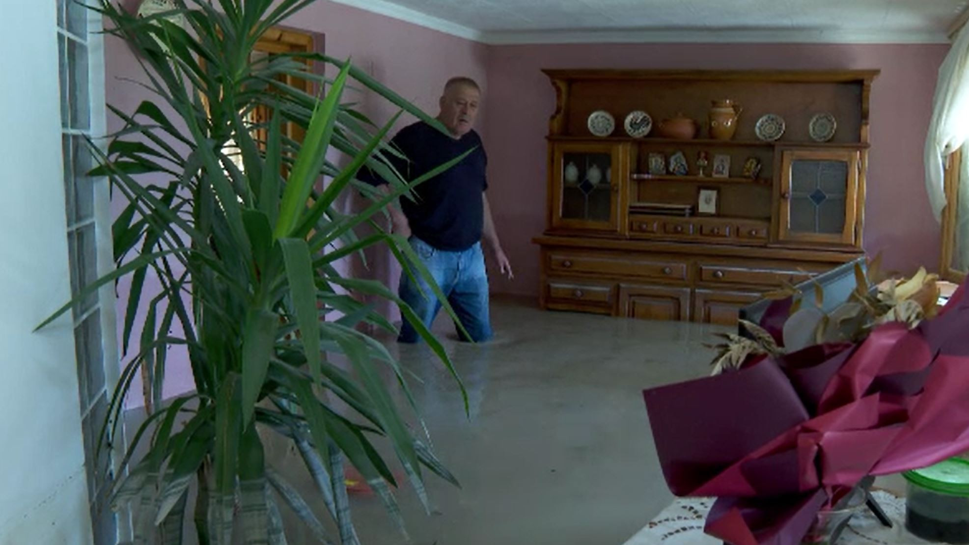 România, măturată de ape. Drama unui bărbat a cărui casă a fost pentru a doua oară ruinată de inundații