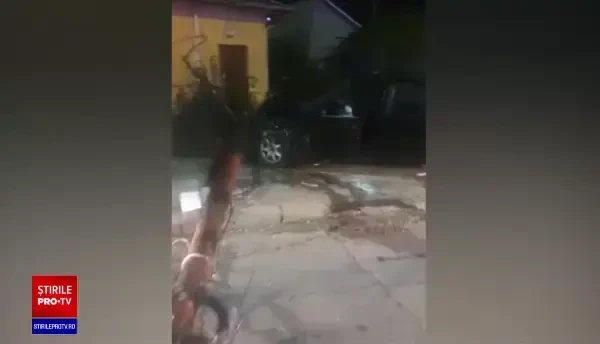 Scene ca în filme. Un tânăr de 18 ani și-a distrus mașina, după ce a avariat alt autoturism și a rupt un stâlp