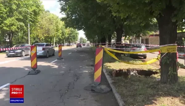 Mai multe străzi din Galați s-au surpat în urma ploilor căzute în ultima săptămână