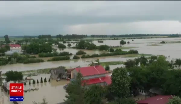 România, măturată de ape. Drama unui bărbat a cărui casă a fost pentru a doua oară ruinată de inundații