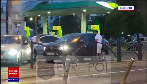 Noi imagini cu șoferul atacat în trafic, în București. Și femeia era înarmată cu un cuțit