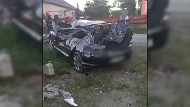Accident grav în Bistrița-Năsăud. Un tânăr, în stare gravă, după ce a intrat cu mașina într-un stâlp de electricitate