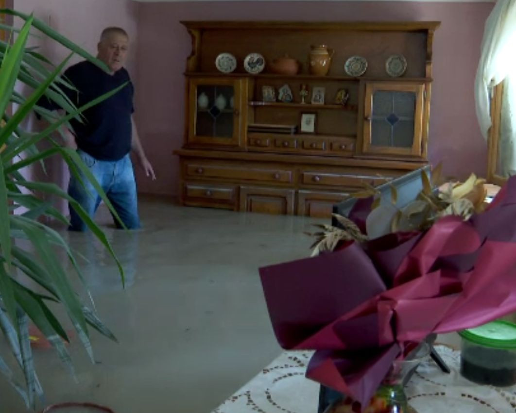 Vijeliile și inundațiile au lăsat în urmă o mare de apă și noroi. Oamenii sunt disperați că au pierdut agoniseala de-o viață