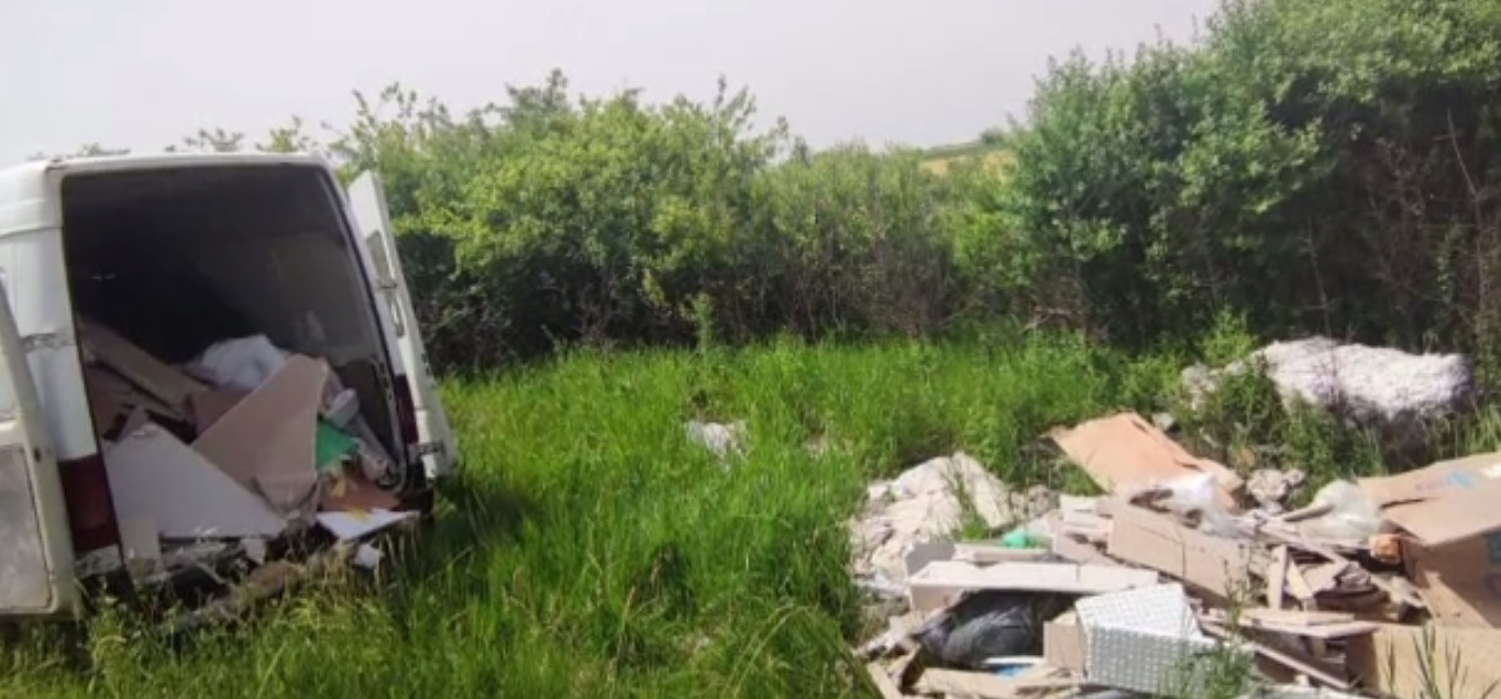 Doi bărbați, prinși aruncând moloz și deșeuri pe un câmp de lângă Timișoara