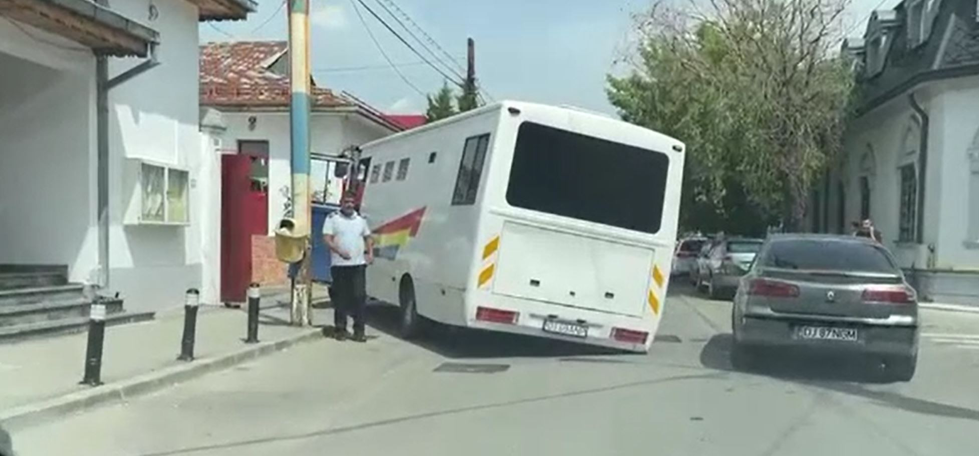 Dubă plină cu deținuți, rămasă blocată în Craiova din cauza unui ”crater”