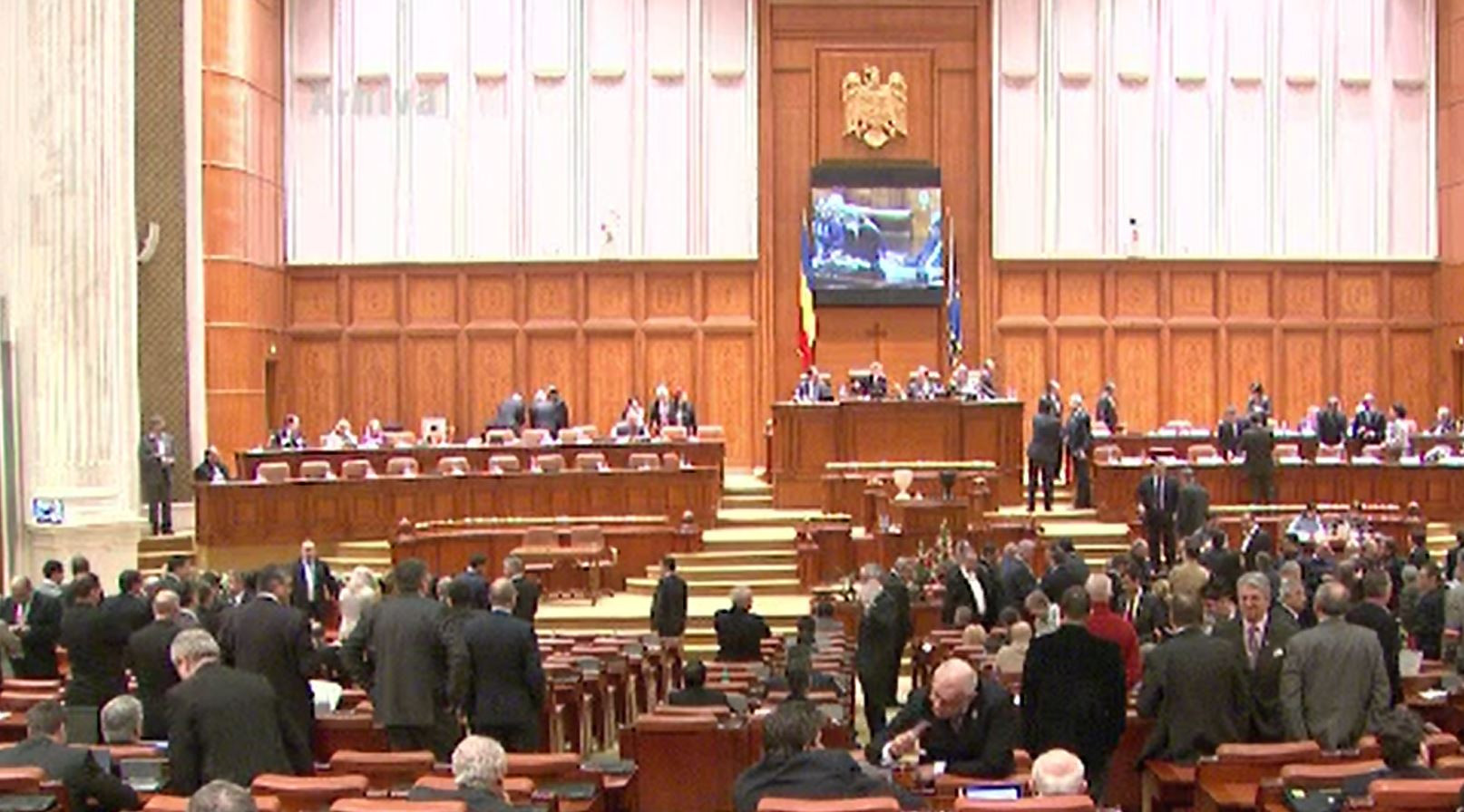 Sute de foști demnitari, supărați că nu mai primesc pensii speciale. Cum încearcă să le recâștige în justiție