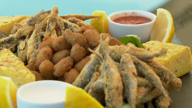 O porție de pește costă în Mamaia și 89 de lei. Cu cât se vând hamsiile