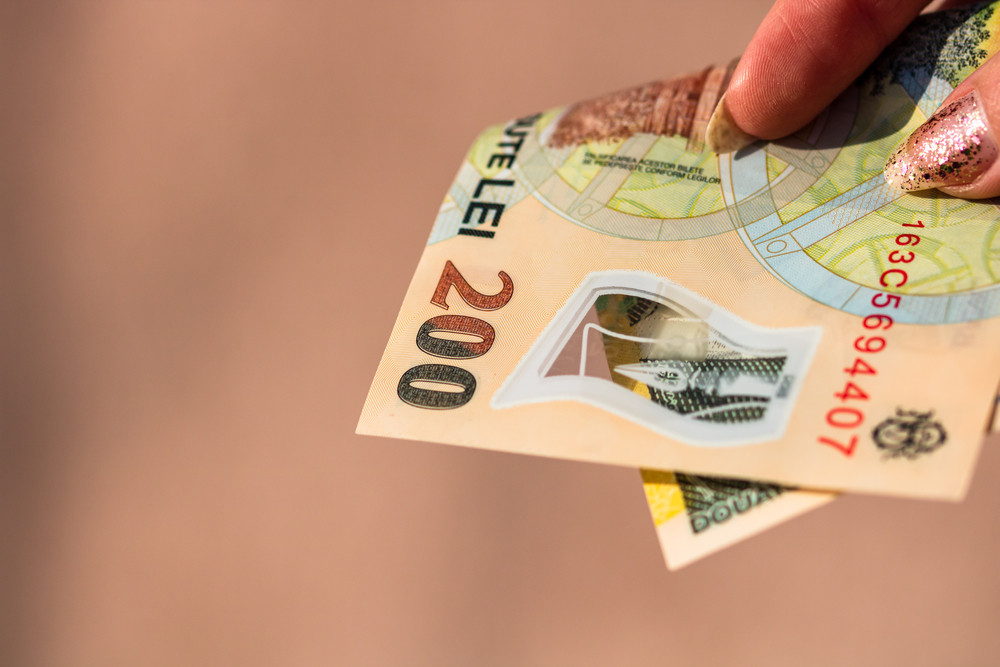 Pensionarii care primesc pensia pe card vor fi informaţi de acest lucru pe mail