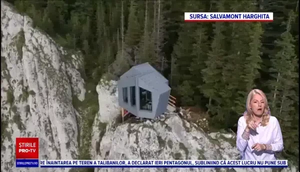 Priveliște minunată asupra Lacului Roșu, din refugiile montane construite pe buza prăpastiei. Sunt gratuite pentru turiști