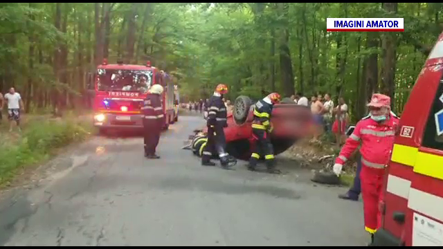 Un șofer de 19 ani a lovit un copac și s-a răsturnat cu mașina într-o pădure din Dâmbovița