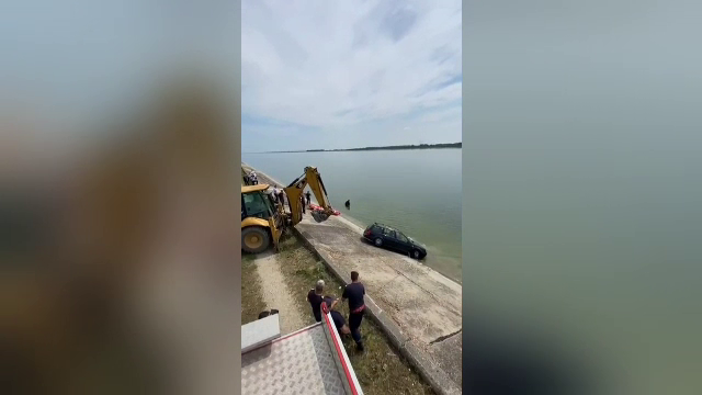 Un bărbat din Teleorman a murit, după ce a plonjat cu mașina, marți seară, în râul Olt