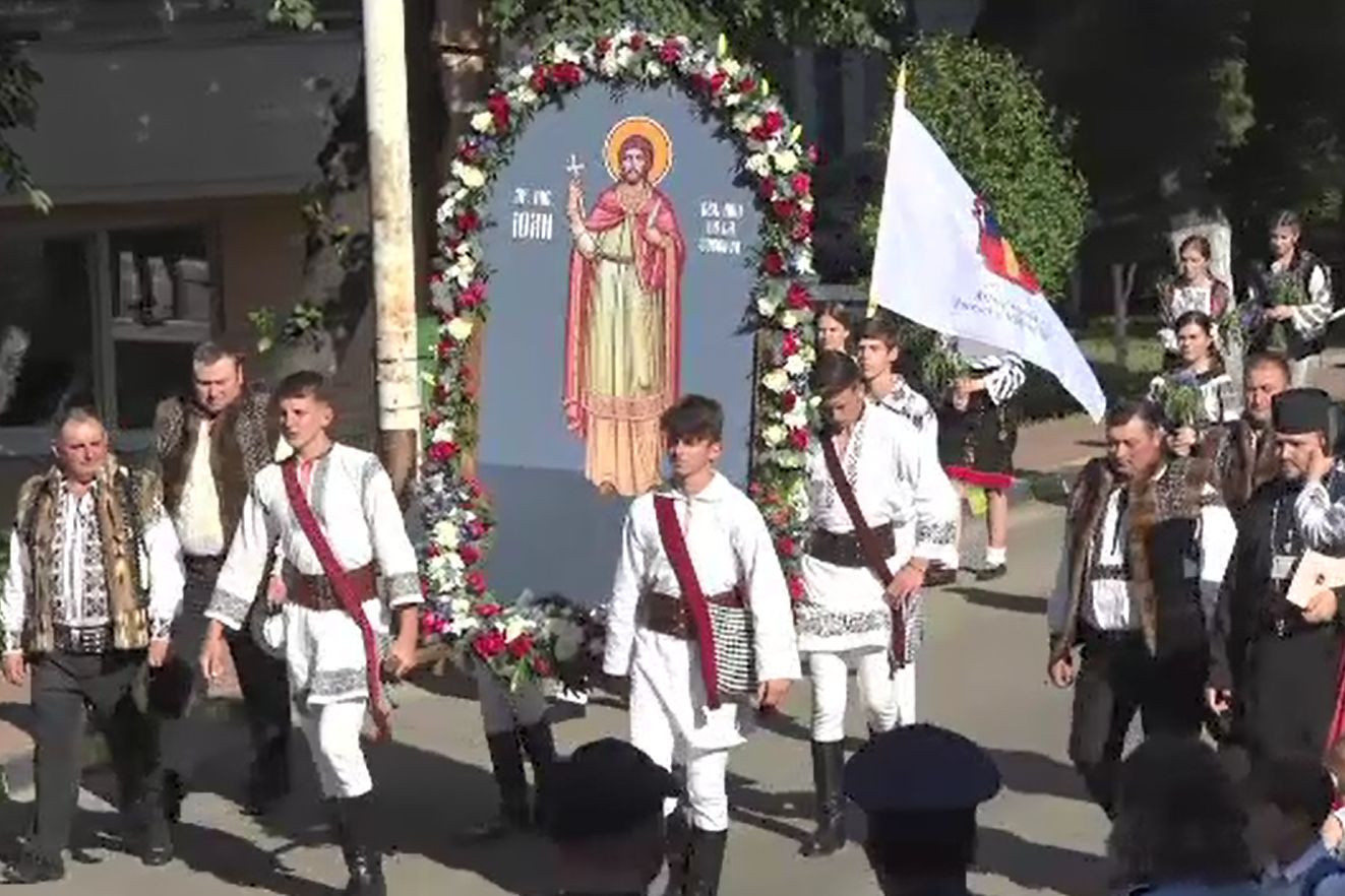 Procesiune cu racla Sfântului Ioan cel Nou, la Suceava. „Sfântul ne ocrotește” spun oamenii