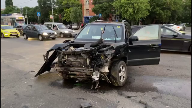 Urmărire ca în filme pe străzile din Craiova. Un șofer a refuzat să oprească și a intrat în coliziune cu două mașini