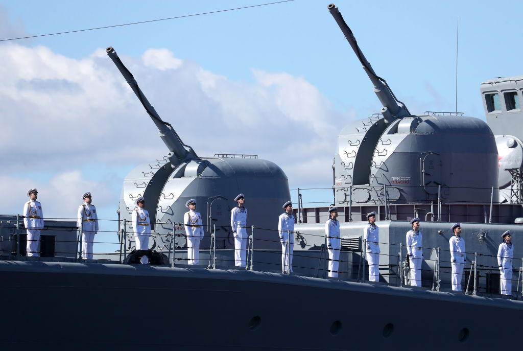 Forţele ruse au tras focuri de avertisment asupra unui distrugător britanic. Marea Britanie neagă incidentul