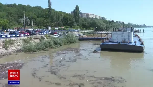 Imaginile dezastrului, după ploi: Dunărea arată ca un imens depozit de deșeuri
