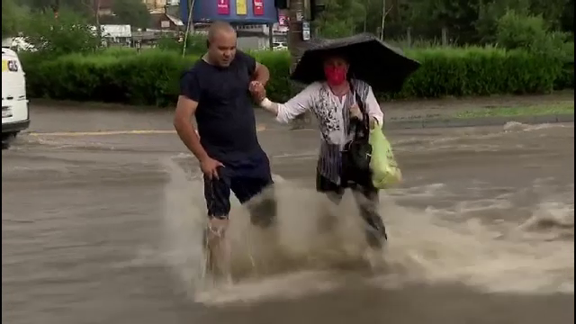 Prăpăd în Galați. A plouat cu bucăți mari de gheață, iar mai multe clădiri au fost inundate