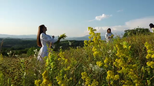 Sânzienele, una dintre cele mai frumoase sărbători din an. Ce trebuie să facă fetele tinere în ajun