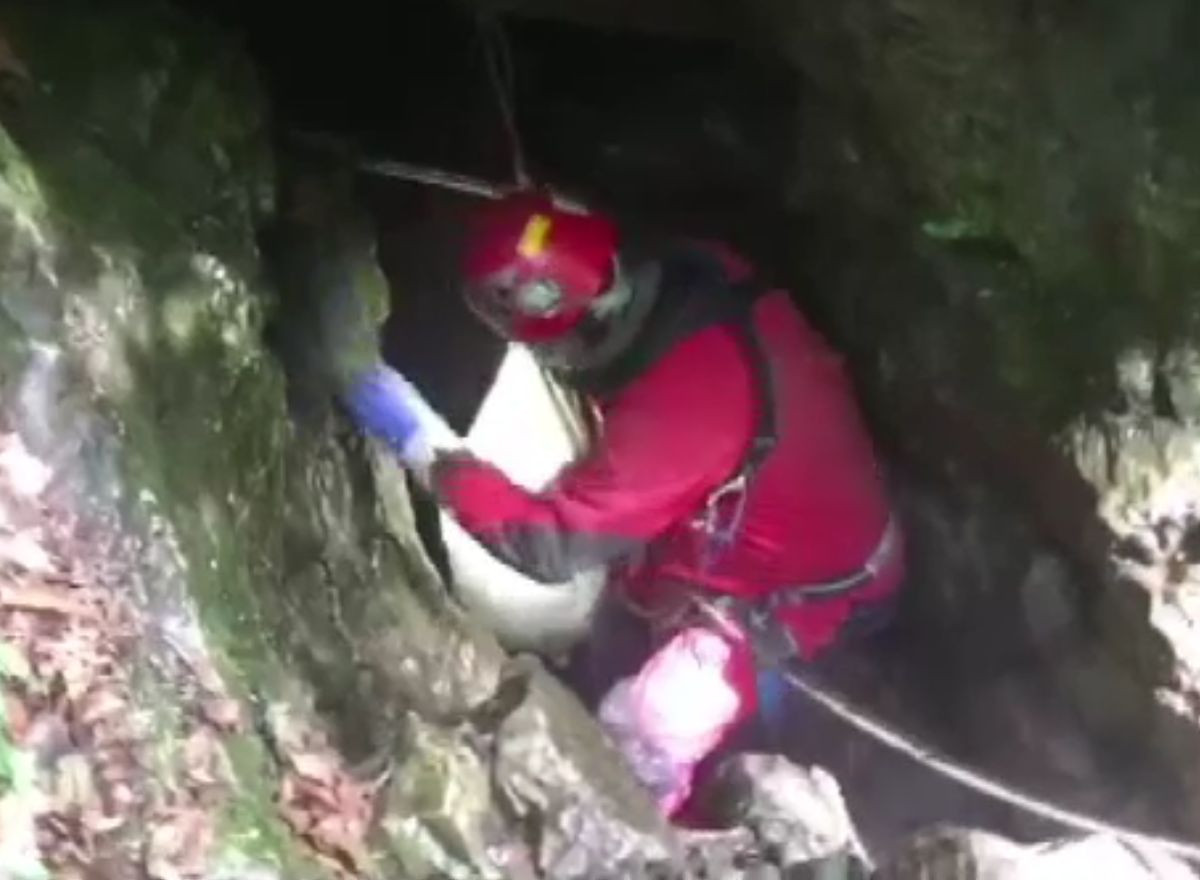 Gunoaiele din peșteri, lăsate de turiști, sunt curățate cu greu de speologi