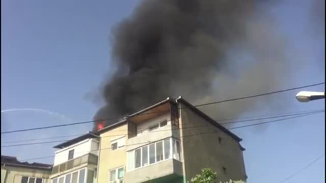 Incendiu puternic într-un bloc din Oradea. Focul a pornit dintr-un apartament și a cuprins tot acoperișul