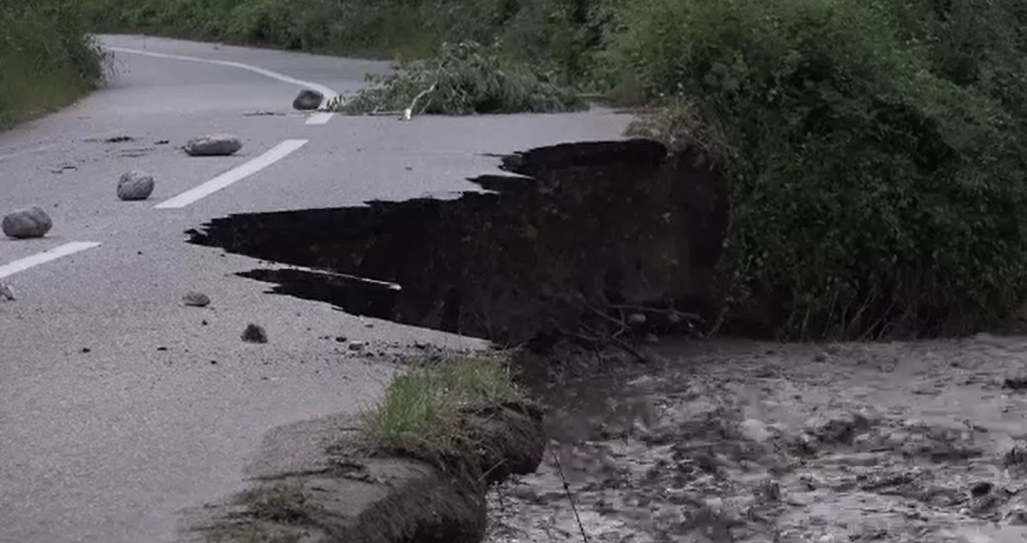 Vremea rea continuă să facă ravagii în țară. Mai multe drumuri s-au surpat din cauza apelor