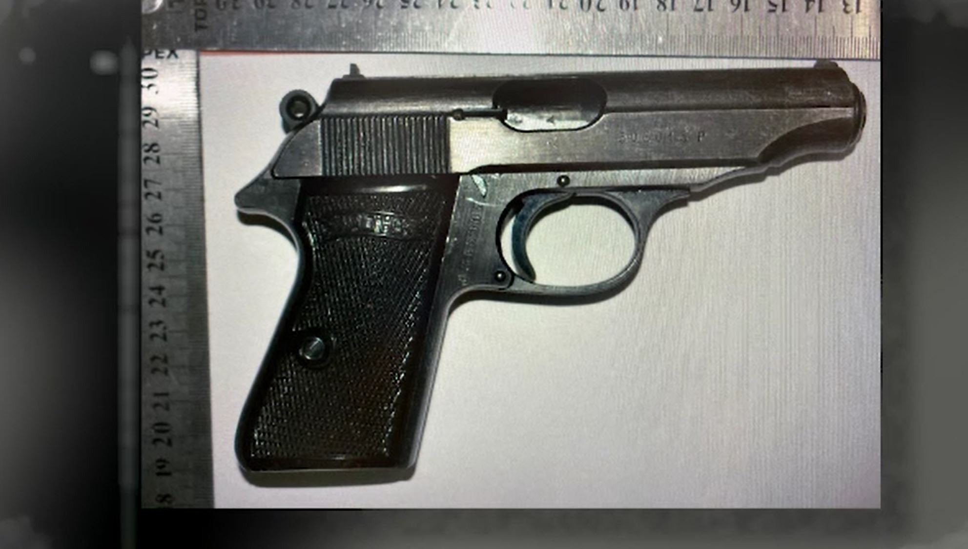 Un pistol letal şi zeci de cartuşe au fost furate dintr-o locuinţă din judeţul Ilfov. Poliţia îl caută pe autorul furtului