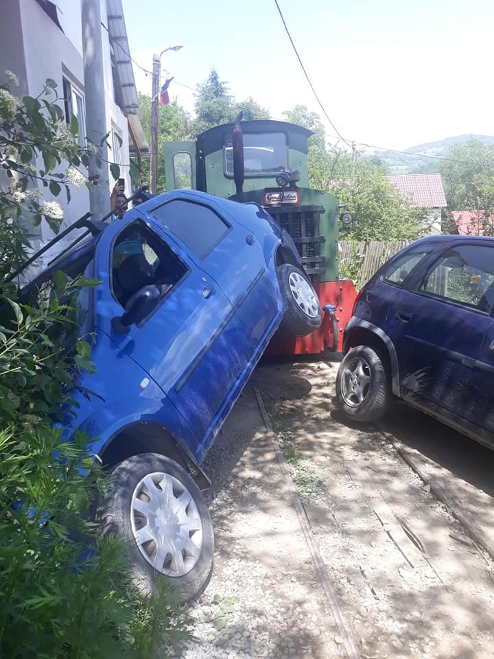 Mocănița Apusenilor a lovit două mașini. Locuitorii au protestat și se plâng de atracția turistică