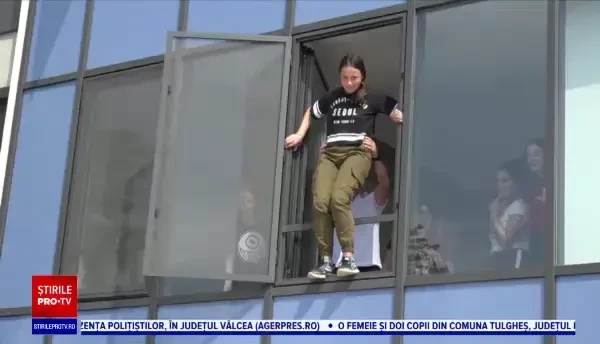 Simulare de incendiu într-o primărie din județul Vaslui. Cei din interior au sărit pe fereastră