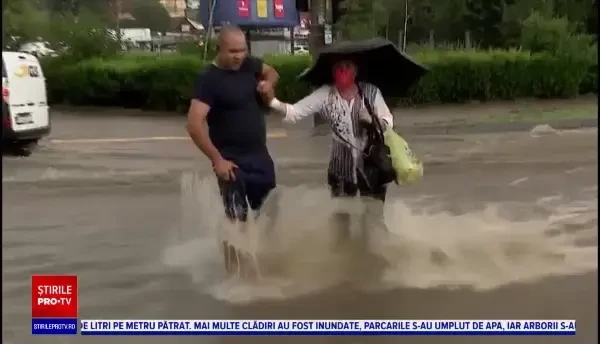 Prăpăd în Galați. A plouat cu bucăți mari de gheață, iar mai multe clădiri au fost inundate