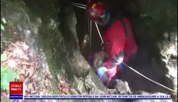 Gunoaiele din peșteri, lăsate de turiști, sunt curățate cu greu de speologi