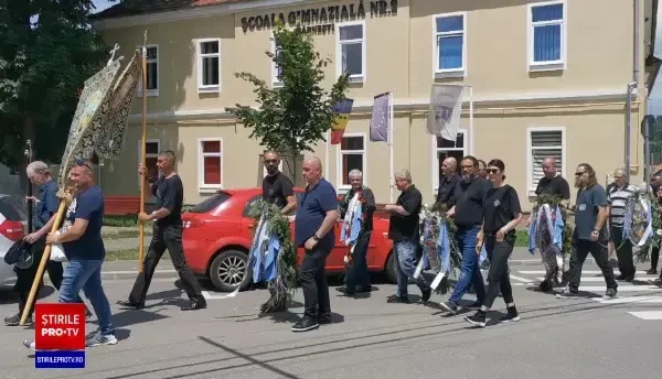 ”Ultimele aplauze”. Fanii și-au luat adio de la Ioan ”Costi” Costache, liderul trupei Ura de După Ușă