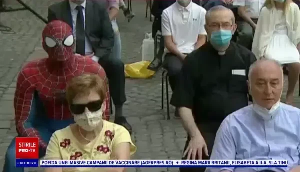Un bărbat îmbrăcat în Spiderman, invitat surpriză al Papei Francisc la Vatican