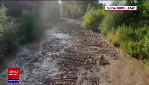 Vremea rea continuă să facă ravagii în țară. Mai multe drumuri s-au surpat din cauza apelor