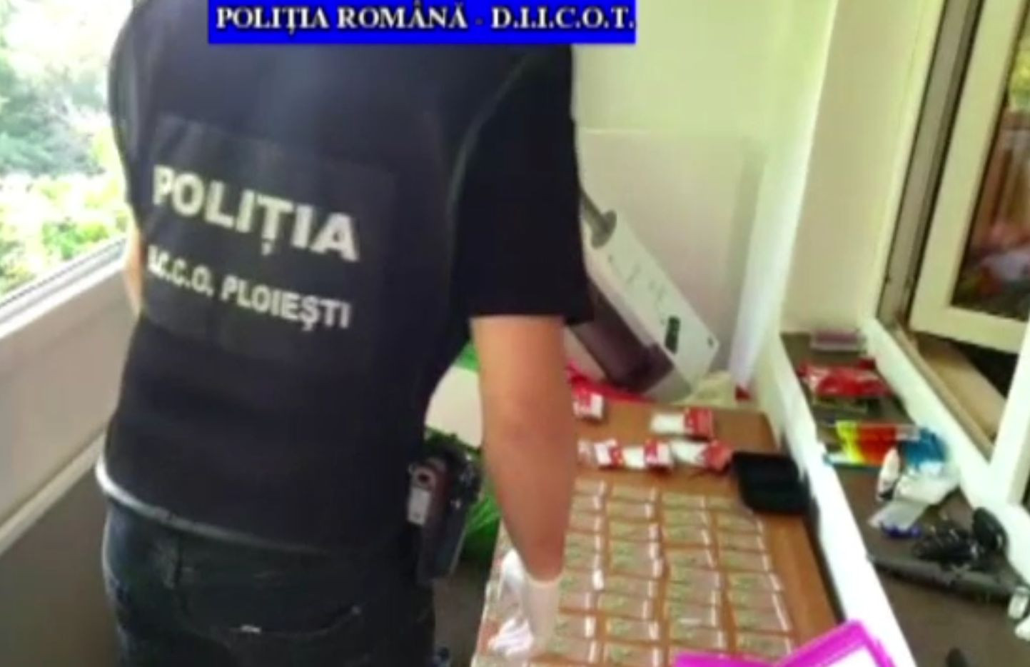 Percheziții la dealeri de droguri, în Ploiești. Rețeaua livra în trei județe
