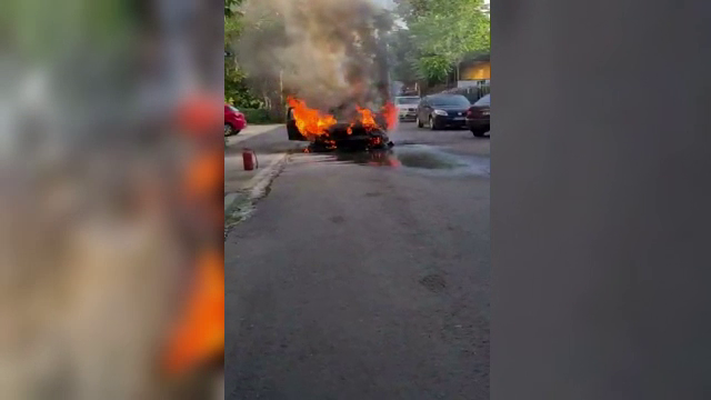 O mașină a luat foc în mers și a ars ca o torță, în București. ”Nu mai are ce să-i facă”