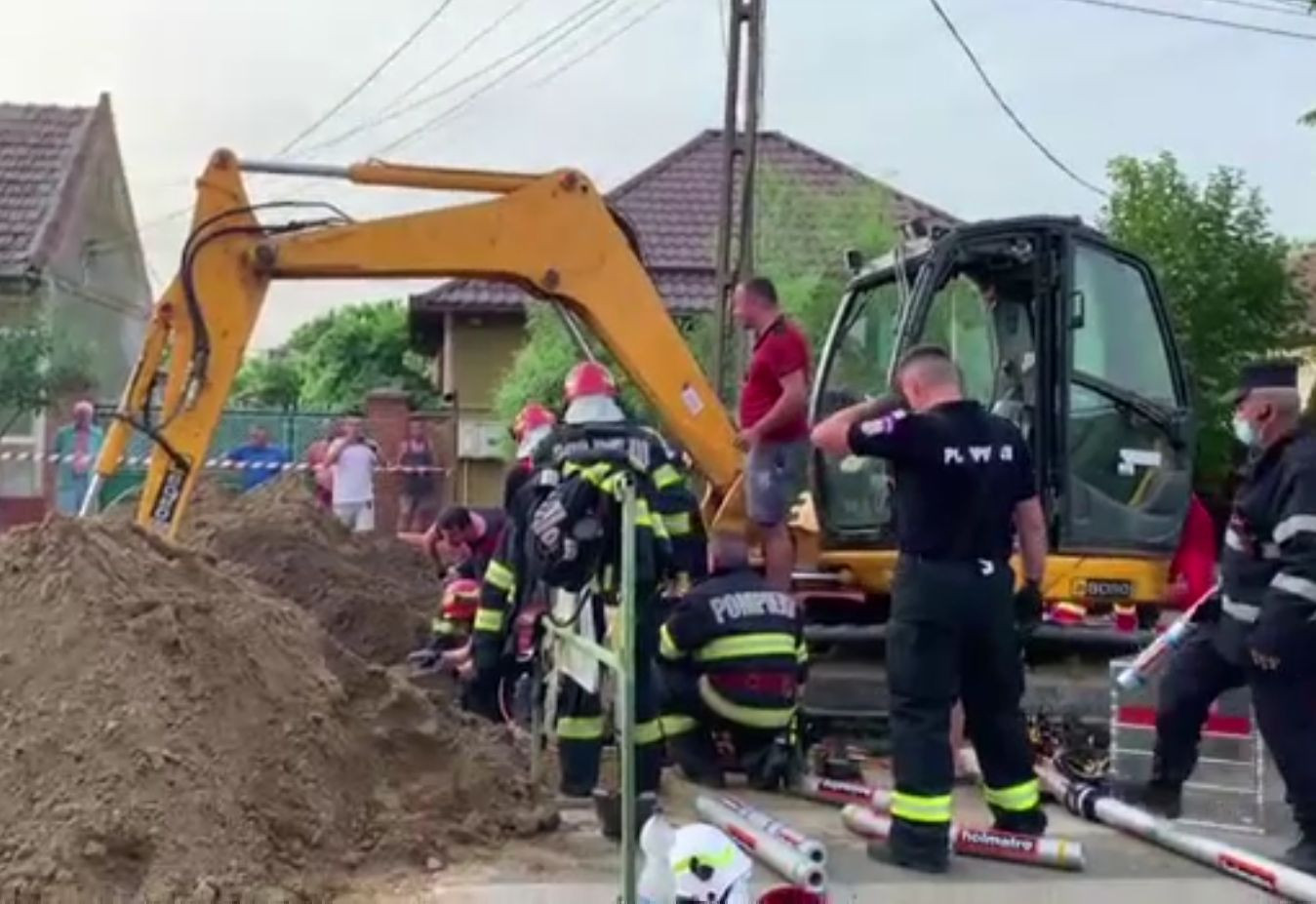 Doi muncitori au scăpat cu viață după ce au fost îngropați de un mal de pământ. Prezența de spirit a colegilor i-a salvat