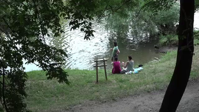 Cu 40 de grade la umbră, orădenii s-au răcorit seara pe malurile Crișului