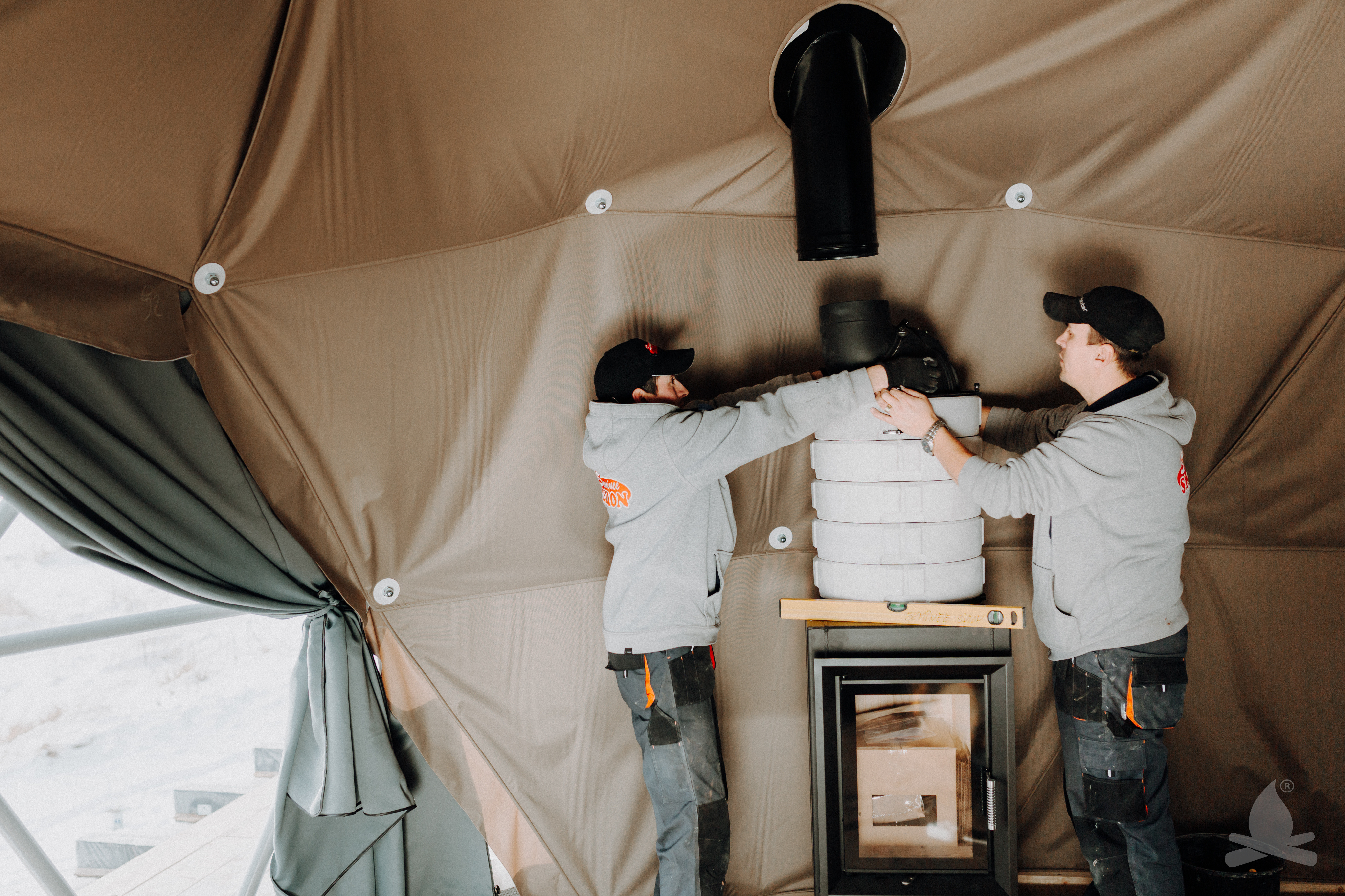 (P) Păreri PEFOC - cum se protejează de fum sticla focarului de șemineu?