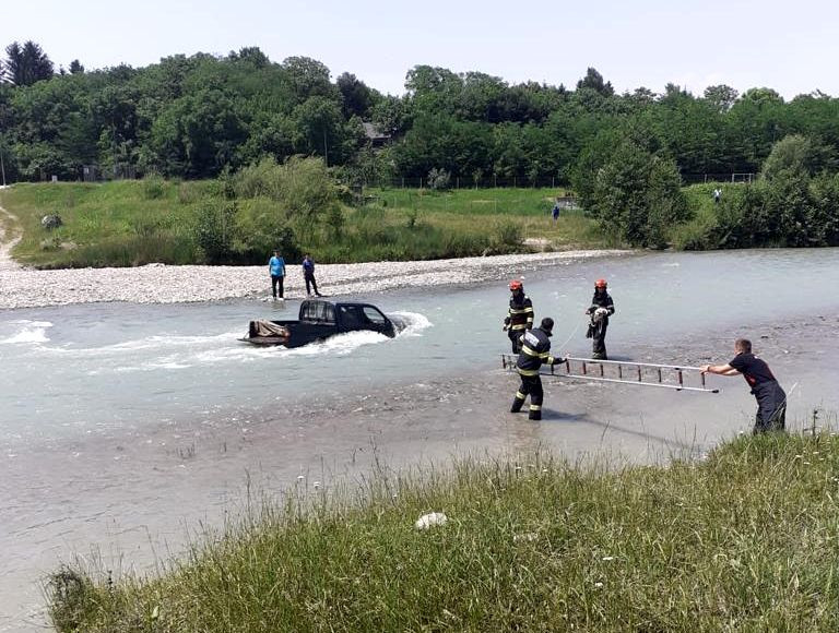 Pasagerii unei mașini, scoși de pompieri din Teleajen, după ce au încercat să o spele în râu