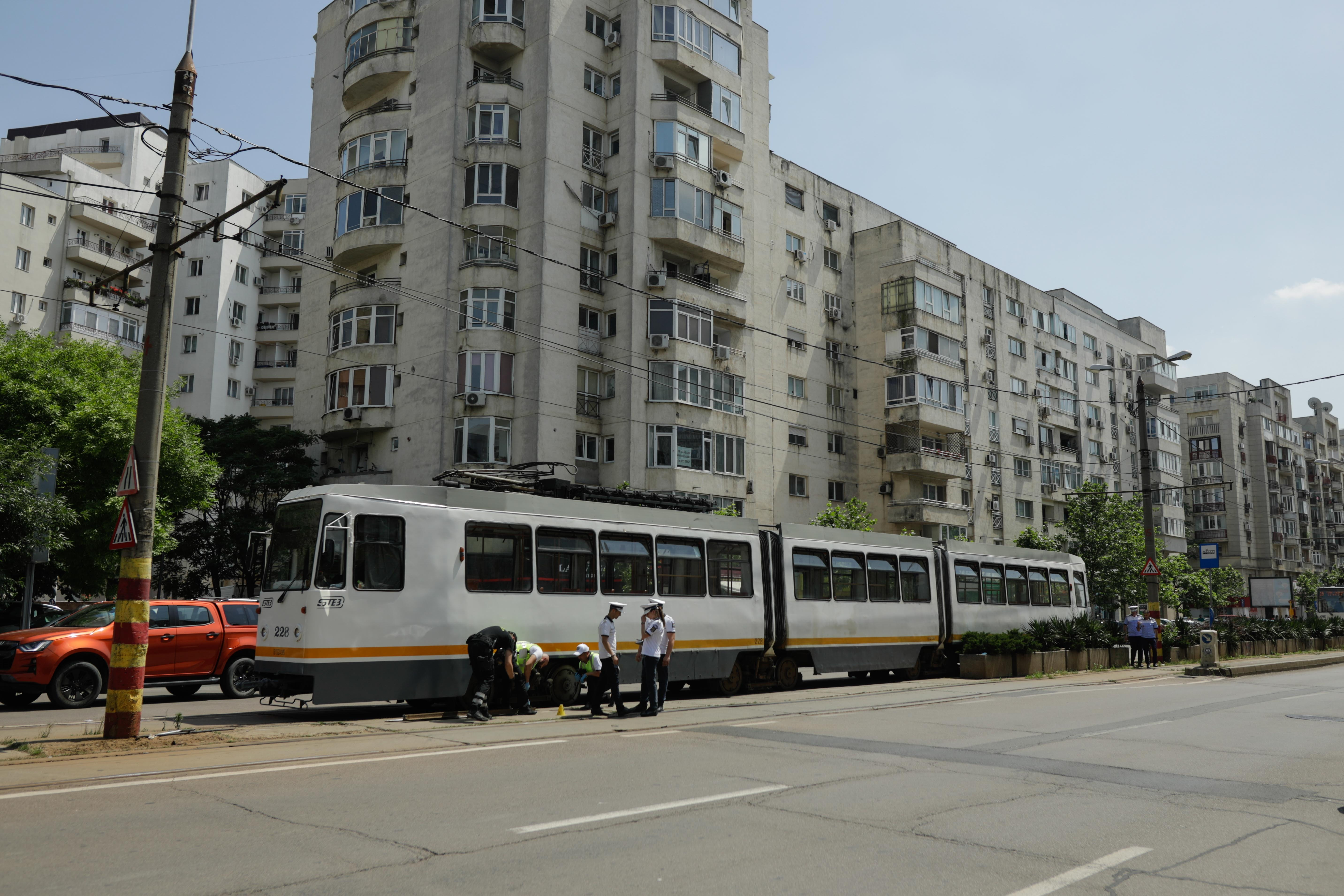 Incident grav în București. O șină s-a desprins, a trecut prin podeaua unui tramvai și a rănit un bărbat