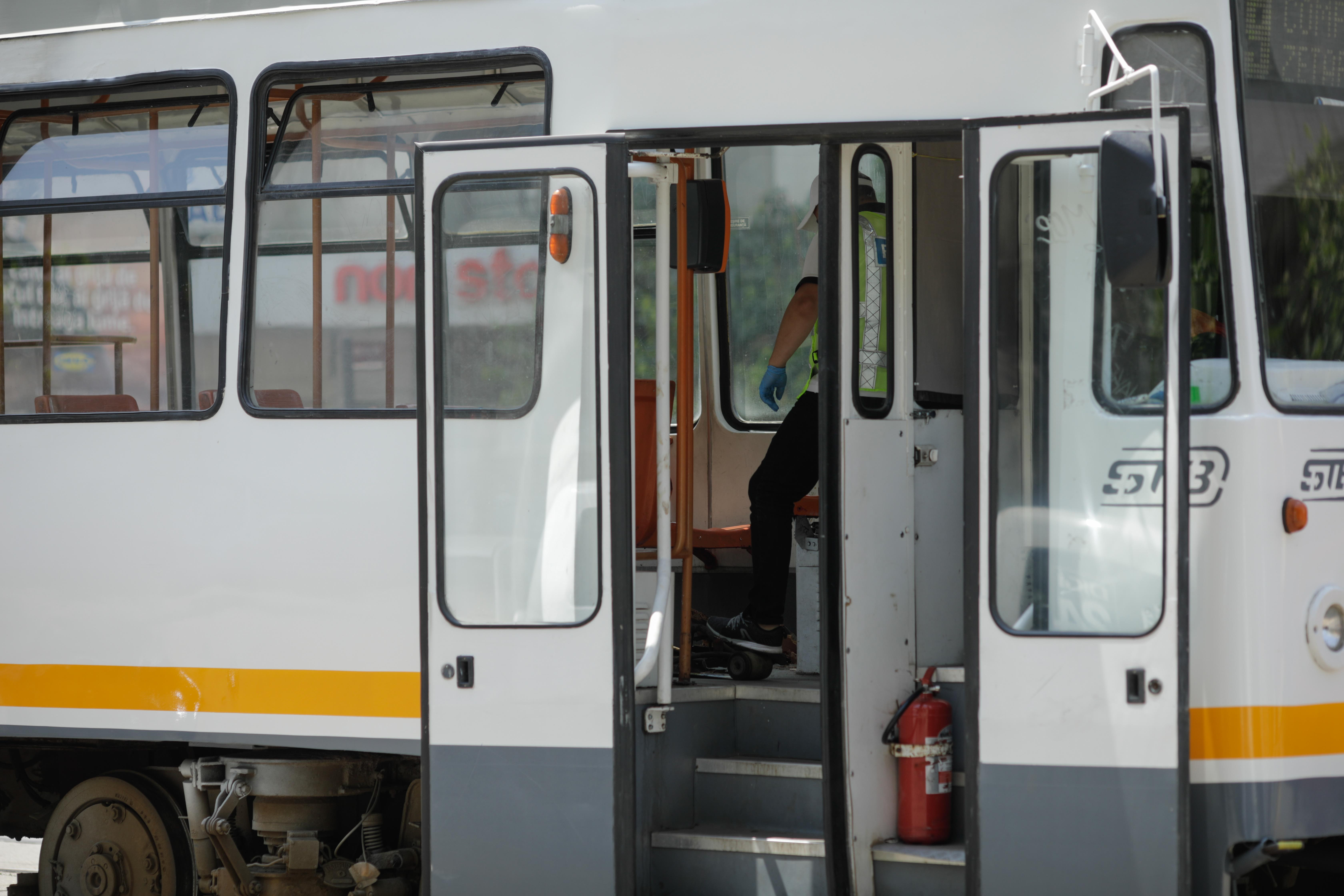 Circulația tramvaielor 8 și 25, blocată pe Bulevardul Timișoara din cauza unei tamponări cu un autoturism