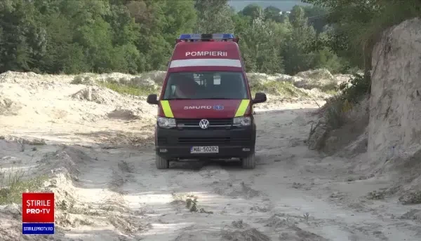 Un băiat de 14 ani s-a înecat într-o balastieră din Prahova, după ce malul s-a surpat. Ieșise de la Evaluarea Națională